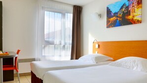 A hotel room with two beds, a desk, and a chair. - Cerise Strasbourg (Strasbourg)