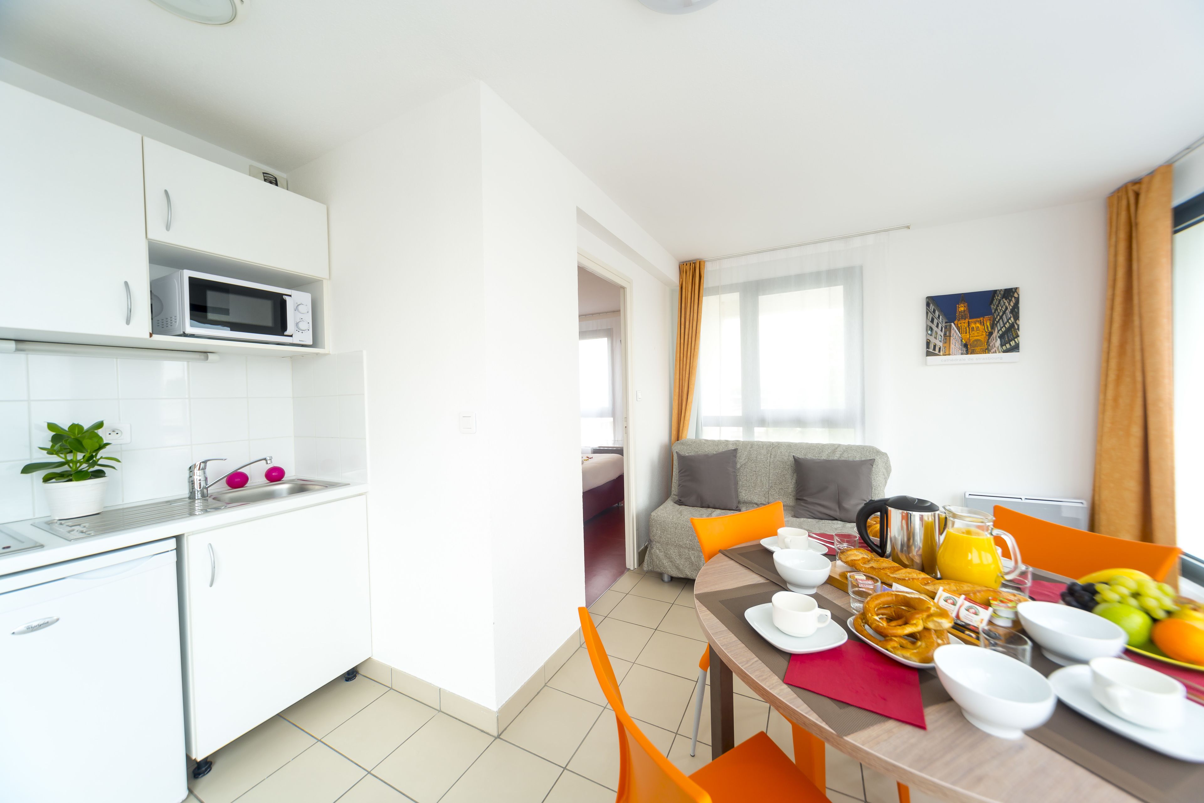 Sistema de insonorización y tabla de planchar con plancha 