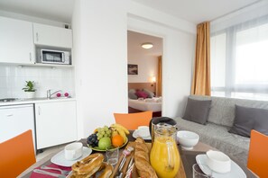 Apartment (4 people) | Private kitchenette | Fridge, microwave, stovetop, electric kettle