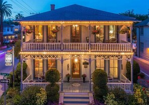 Front of property – evening/night - Carriage Way Inn (St. Augustine)