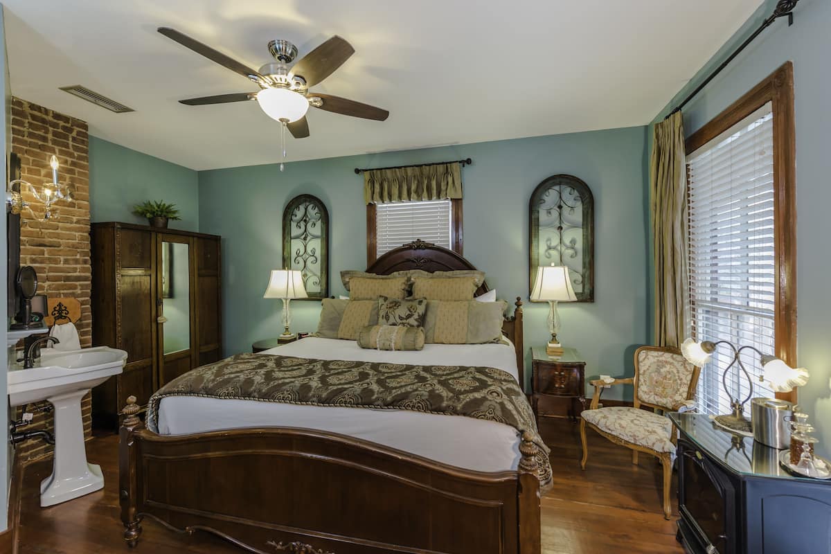 Tourmaline Room - Deluxe Room (Adults 21+ only) | Premium bedding, pillowtop beds, soundproofing