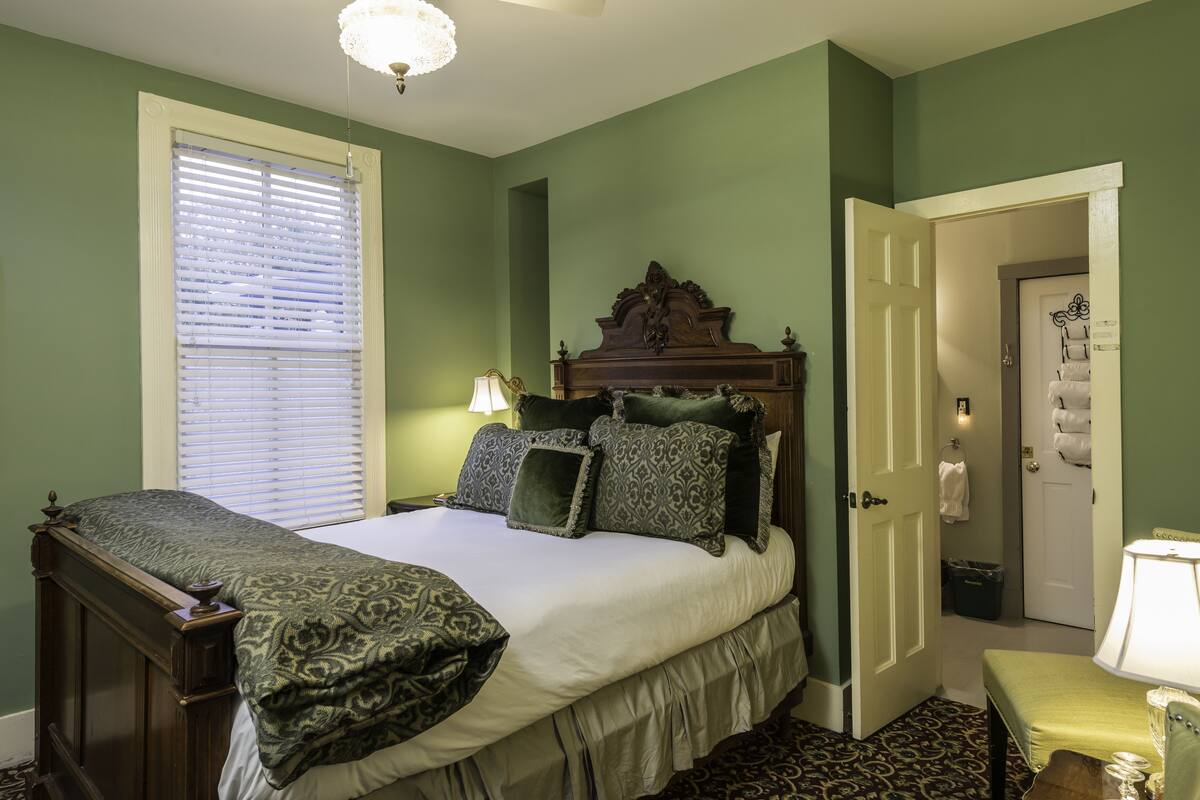 Peridot Room - Economy Room (Adults 21+ Only) | Premium bedding, pillowtop beds, soundproofing