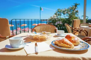 Café da manhã continental todos os dias (EUR 15 por pessoa)