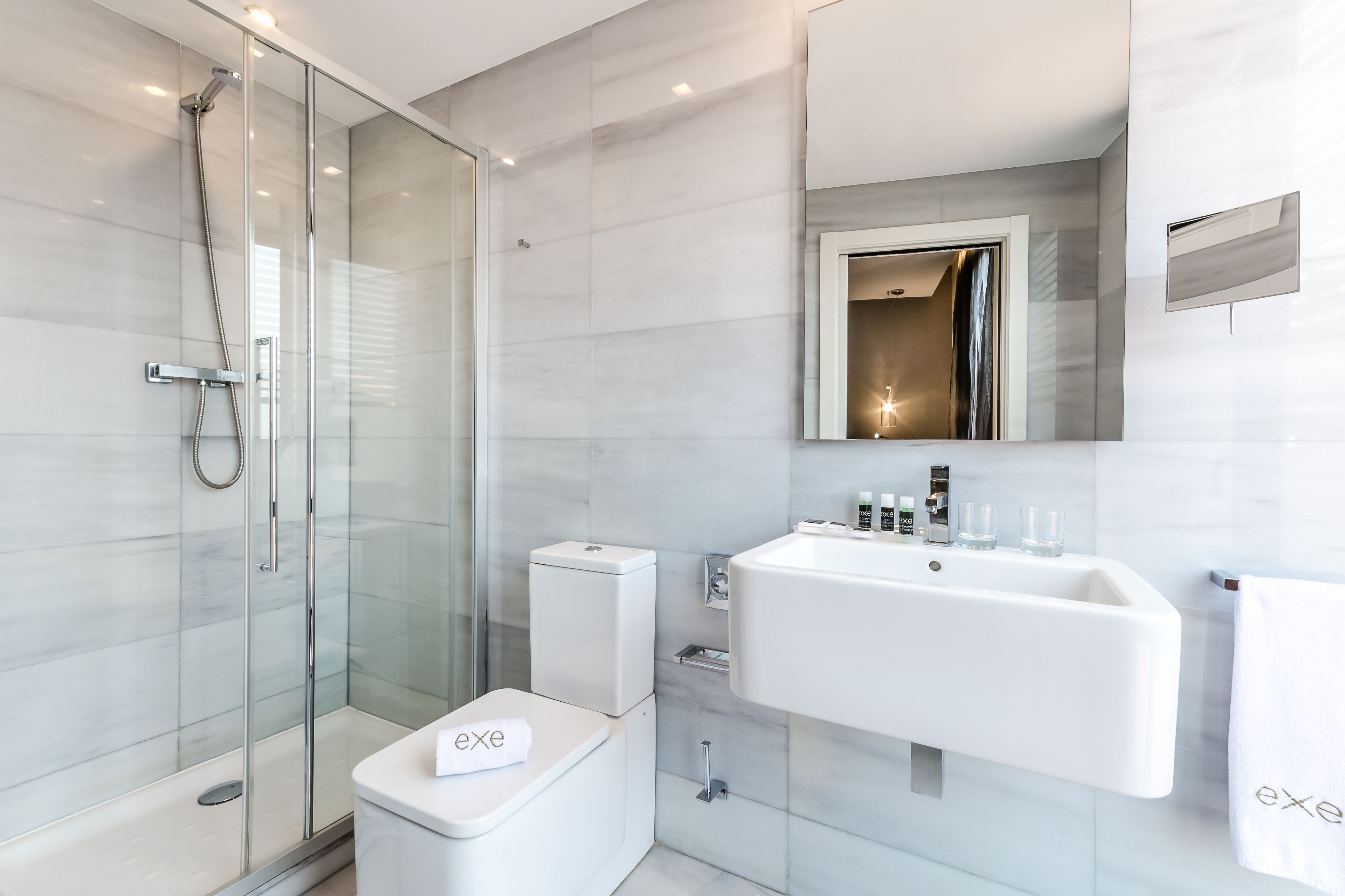 deep-soaking bathtub, eco-friendly toiletries, towels