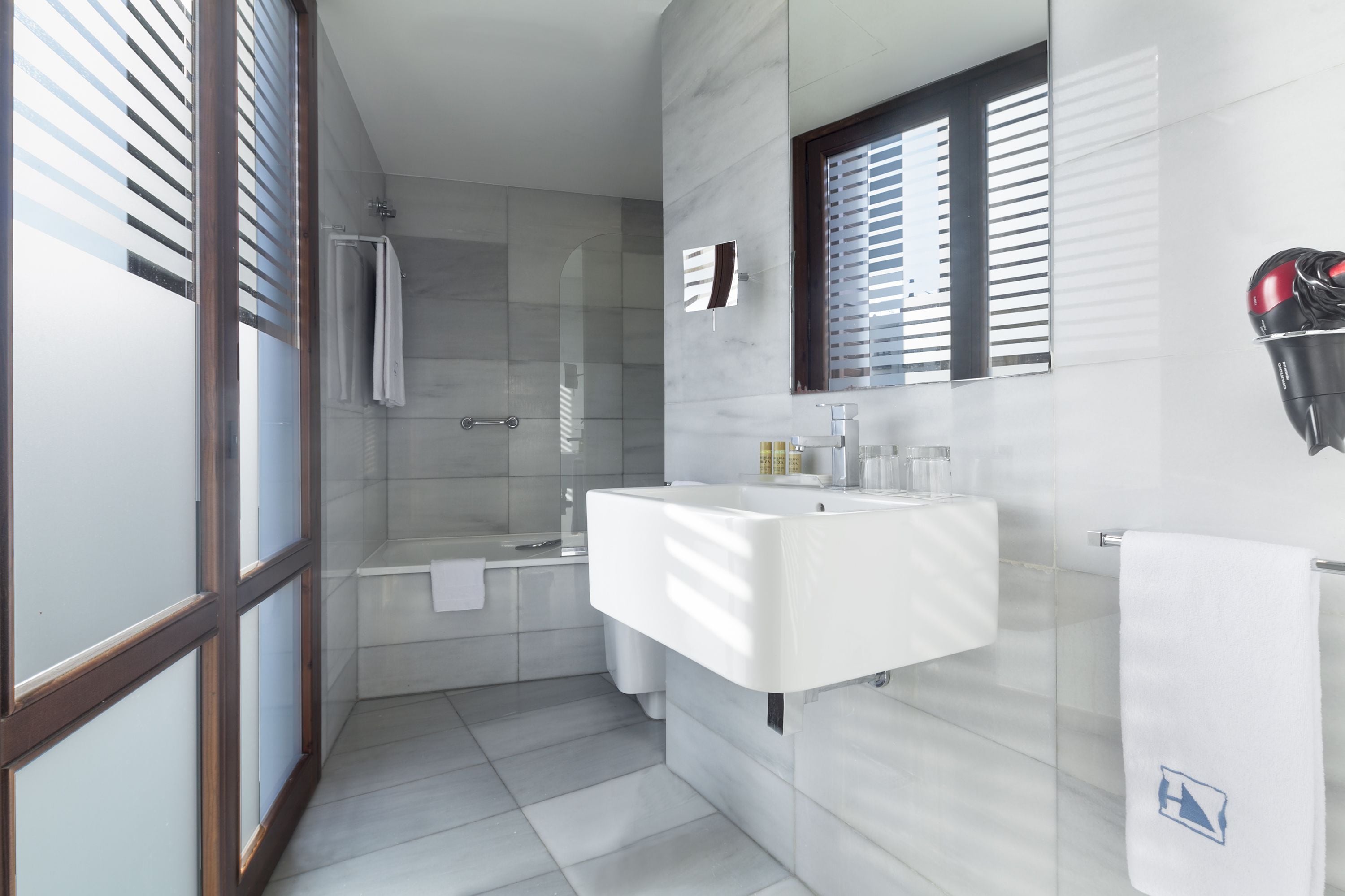 deep-soaking bathtub, eco-friendly toiletries, towels