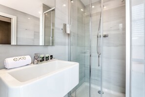 Deep-soaking bathtub, eco-friendly toiletries, towels - Dorma Ramblas Boquería (Barcelona)