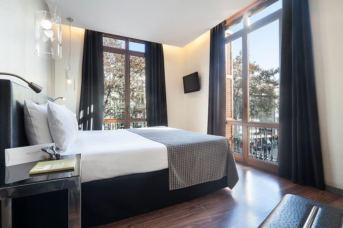 Minibar, caja de seguridad en la habitación y escritorio