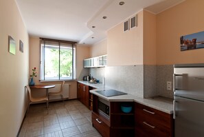 Departamento | Cocina privada | Refrigerador con congelador, microondas, horno y parrilla de estufa 