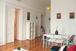 Standard-Apartment, 2 Schlafzimmer | Wohnzimmer | Fernseher