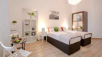 Habitación doble estándar, refrigerador y microondas | Decoración personalizada y muebles diferentes