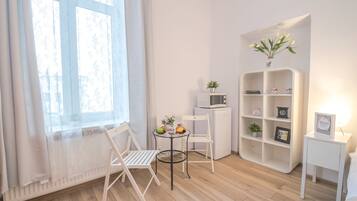 Standard-Doppelzimmer, Kühlschrank und Mikrowelle | Eigene Küche | Großer Kühlschrank, Mikrowelle, Wasserkocher mit Kaffee-/Teezubehör