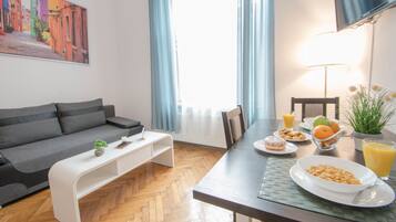 Premium-Studio, 1 Schlafzimmer | Wohnzimmer | Fernseher