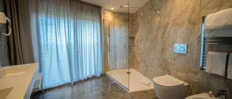 Ein modernes Badezimmer mit einer Duschkabine, einer Standbadewanne und einem Waschtisch.