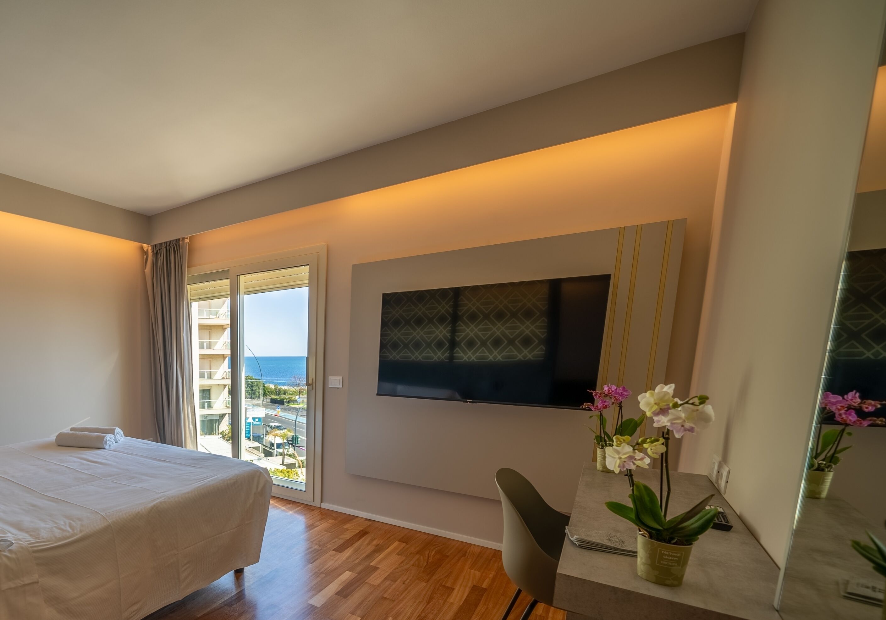 Junior Room | Hypo-allergenic bedding, minibar, in-room safe, desk