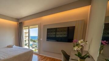 Junior Room | Hypo-allergenic bedding, minibar, in-room safe, desk