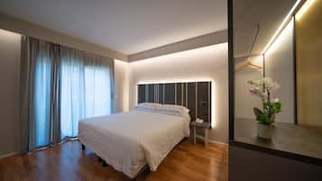 Hypo-allergenic bedding, minibar, in-room safe, desk