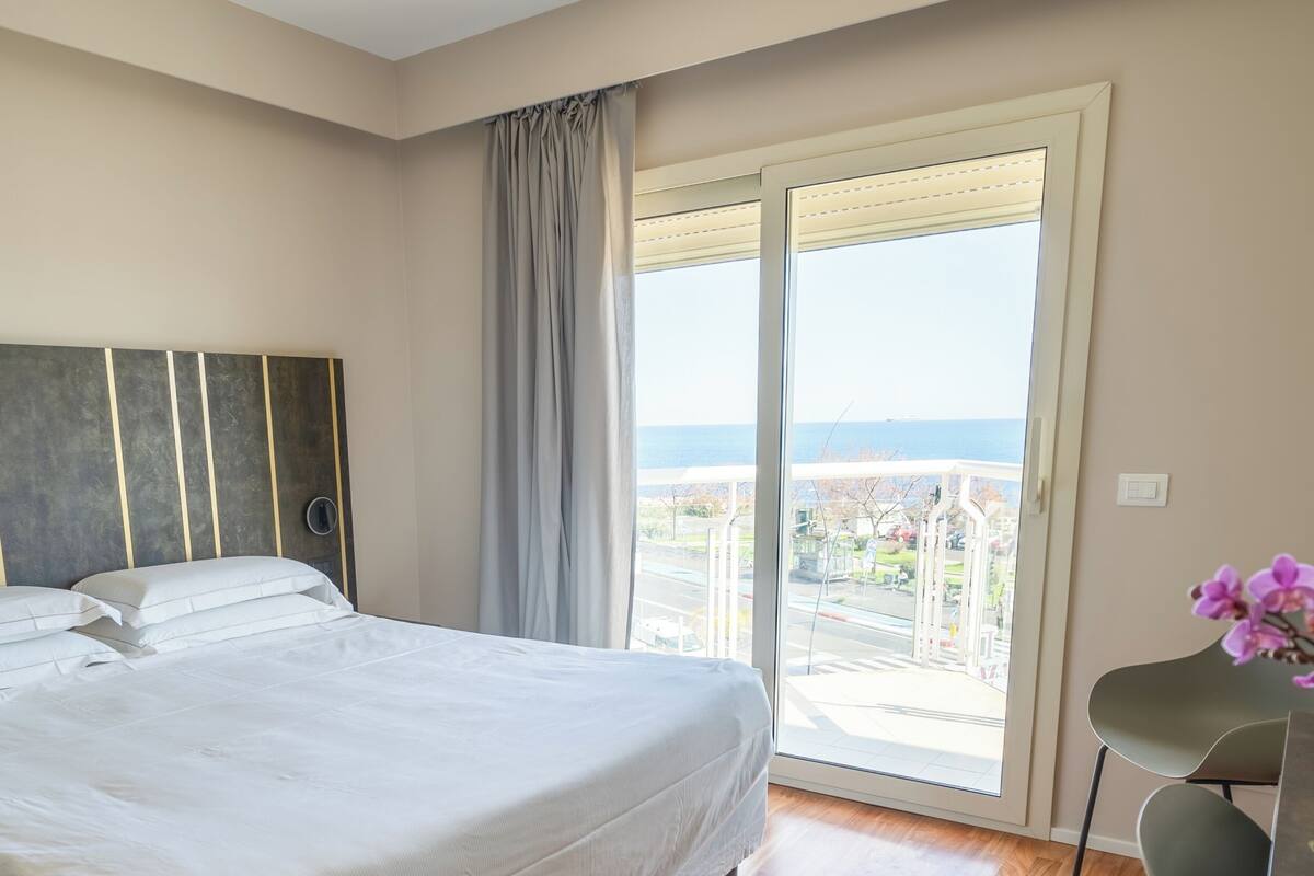 camera matrimoniale vista mare | hypo-allergenic bedding, minibar, in-room safe, desk