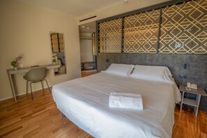 Junior Room | Hypo-allergenic bedding, minibar, in-room safe, desk - Plaza Hotel Catania (Catania)