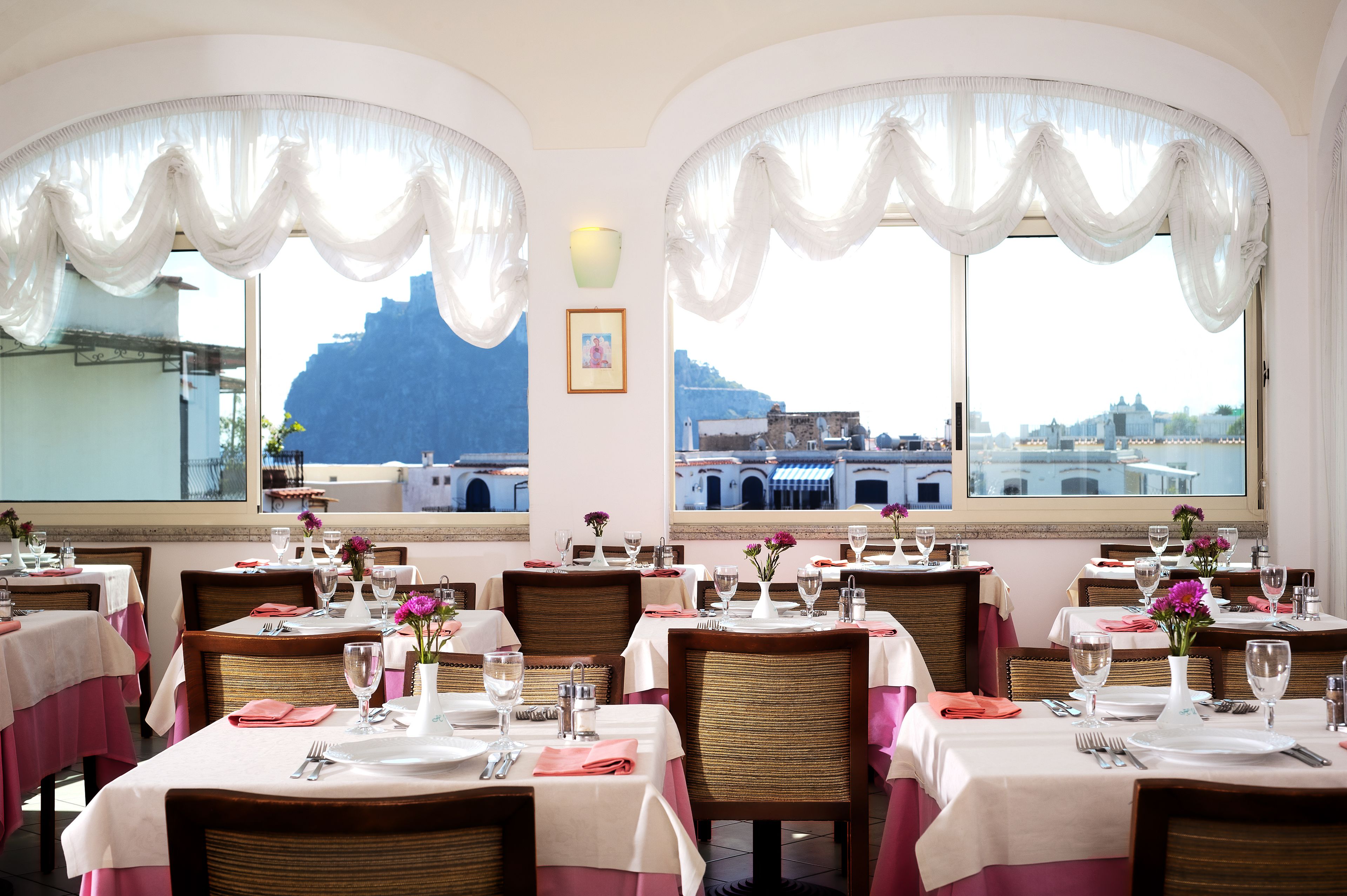 2 restaurants, breakfast served