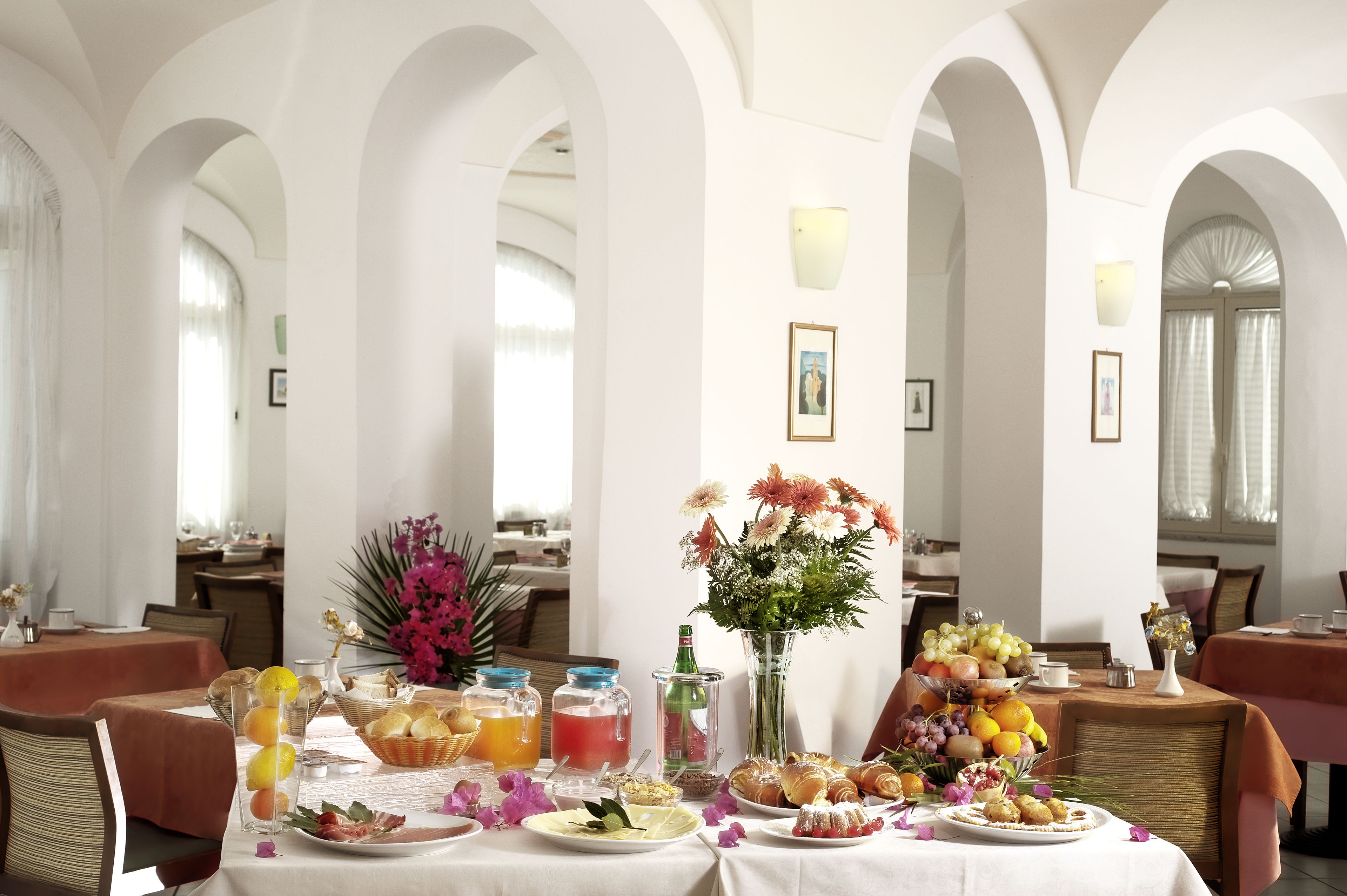 2 restaurants, breakfast served