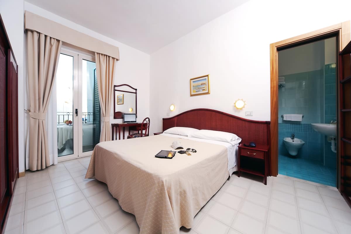 Classic Triple Room | In-room safe, individually furnished, desk, blackout curtains