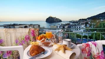 2 restaurants; breakfast, lunch and dinner served