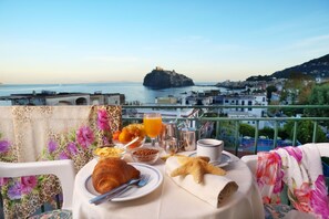 2 restaurants; breakfast, lunch, and dinner served - Hotel Ulisse (Ischia)