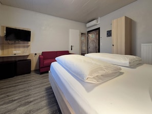 Premium bedding, soundproofing, WiFi, bed sheets - Hotel Mäuerle (Lindau)