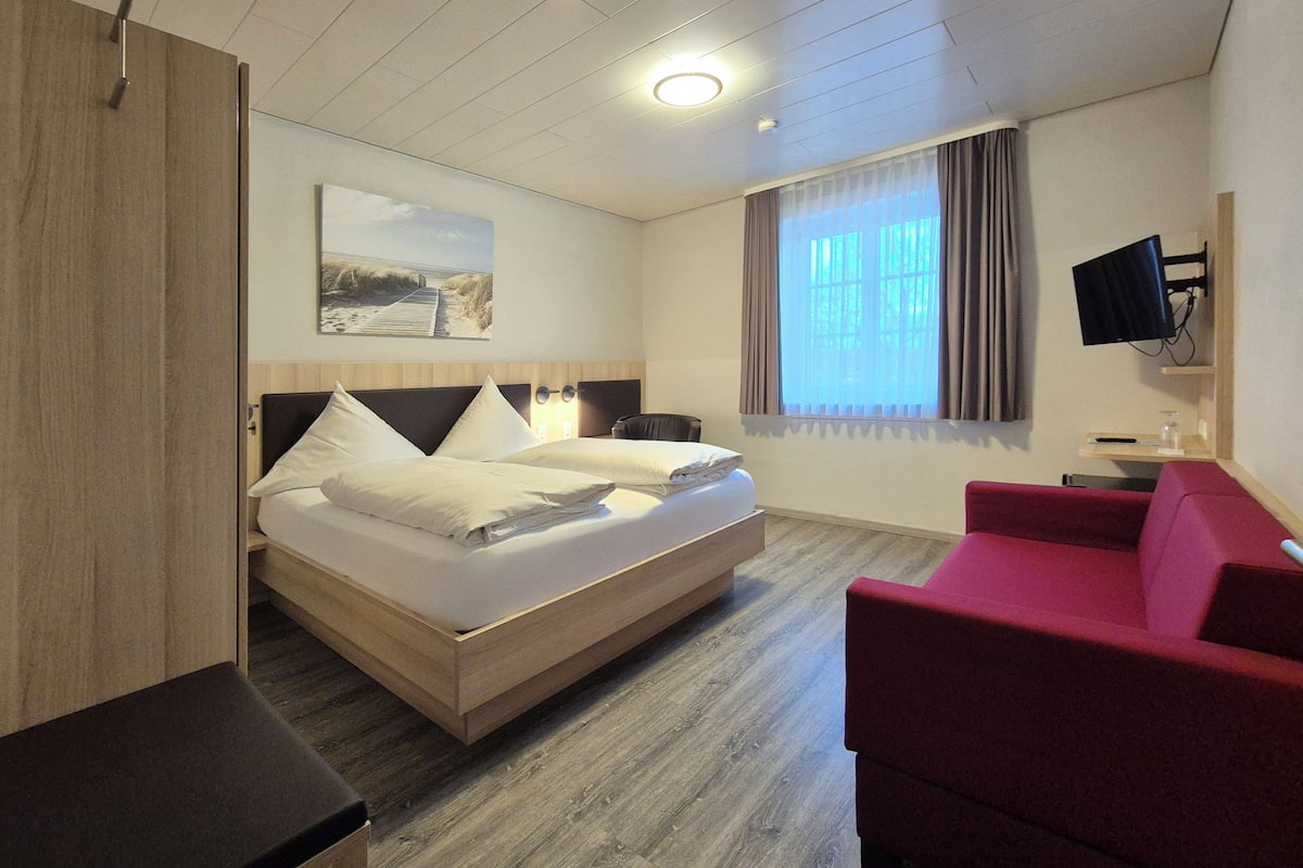 Premium bedding, soundproofing, WiFi, bed sheets