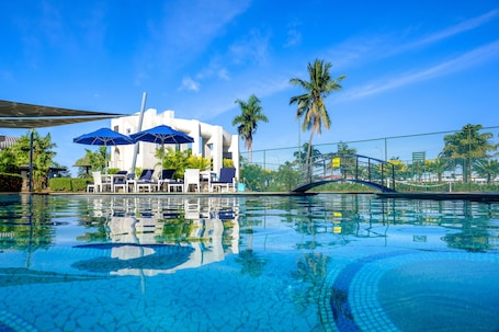 2 piscinas al aire libre, sombrillas, sillones reclinables de piscina