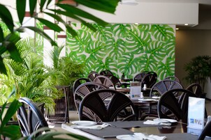 供应早餐、午餐和晚餐，泳池景观