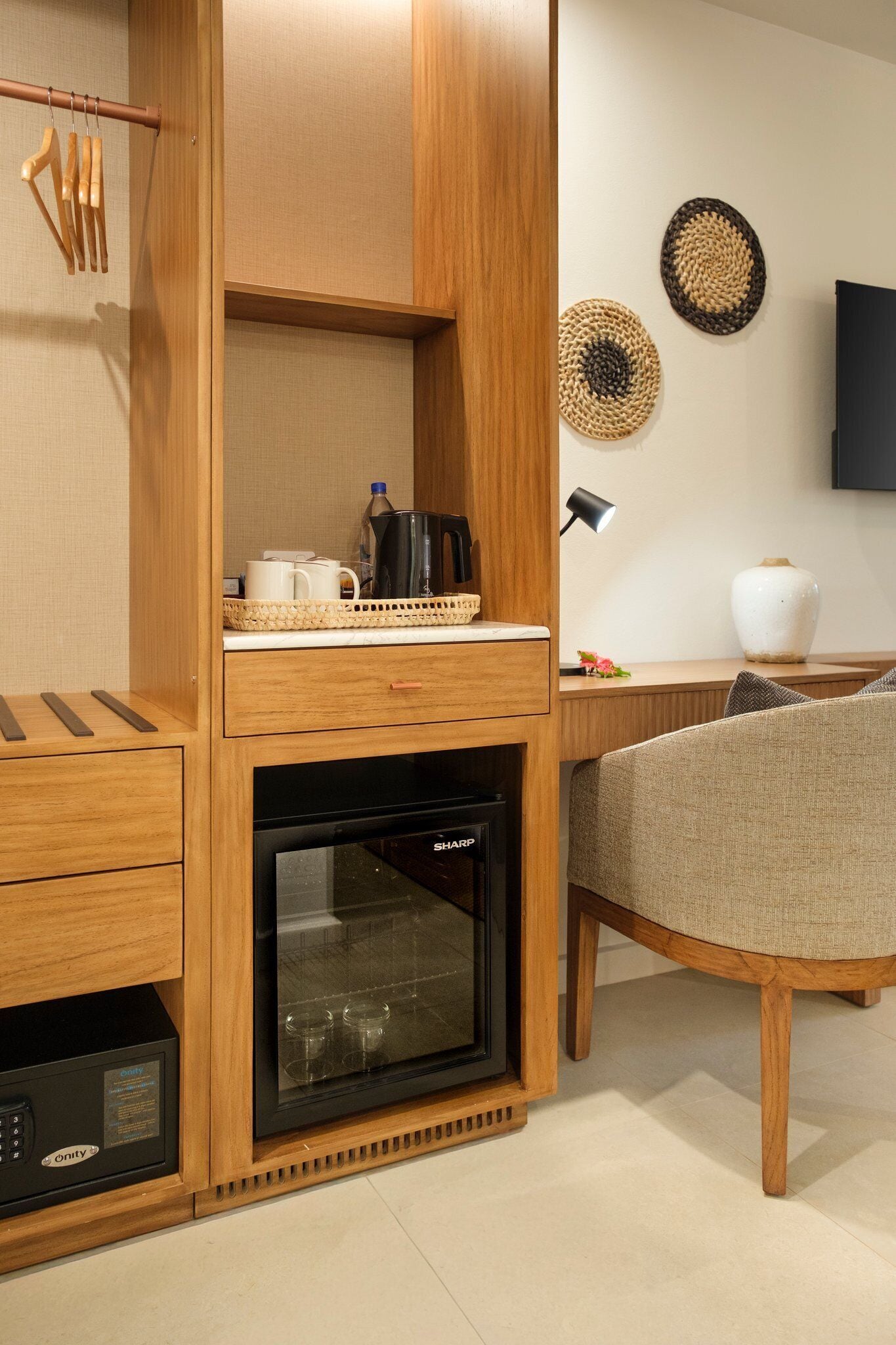 Una kitchenette compacta equipada con microondas, horno pequeño y cafetera.