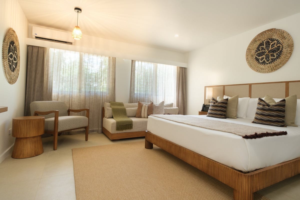 Deluxe King Room | In-room safe, desk, blackout curtains, iron/ironing board