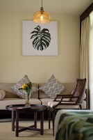 Superior Room | 起居区 | 32-英寸液晶电视 （配备卫星频道）、电视