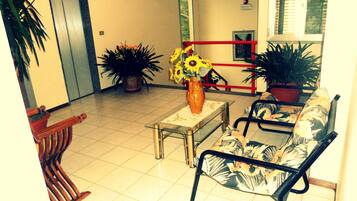 Coin salon dans le hall