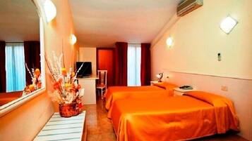 Minibar, coffres-forts dans les chambres, bureau, rideaux occultants