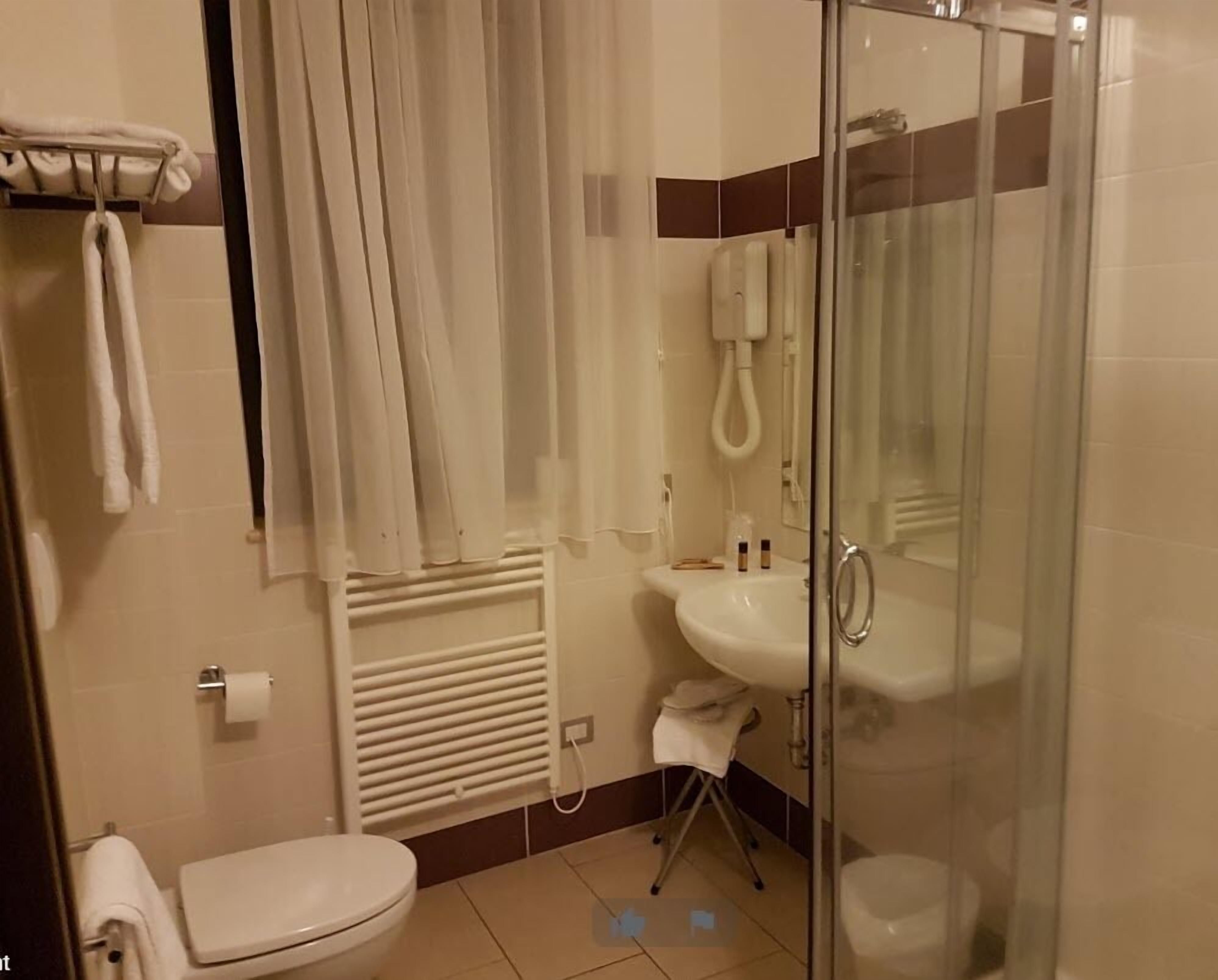 shower, rainfall showerhead, free toiletries, hair dryer