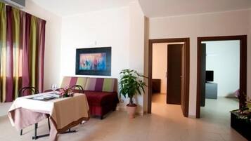 32-Zoll-Fernseher mit Satellitenempfang, aktuelle Filme, Pay-TV