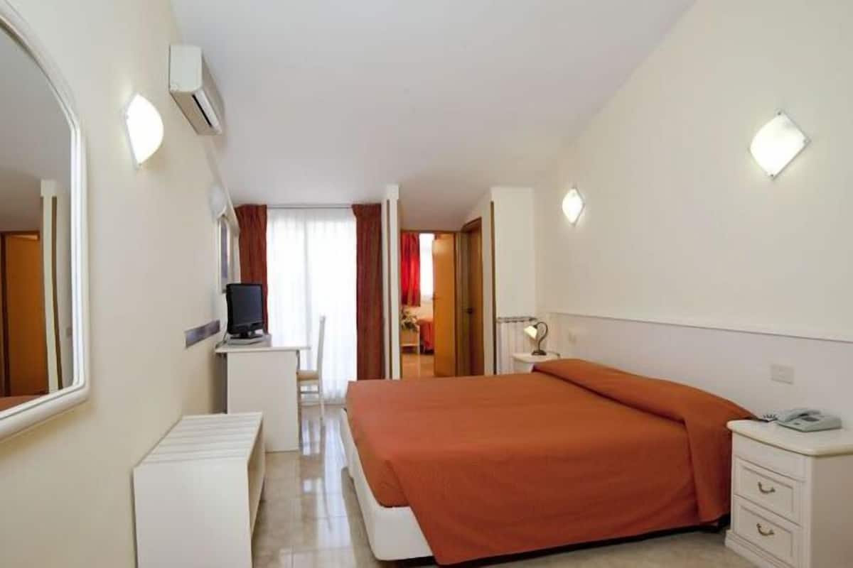 Een minibar, een kluis op de kamer, een bureau, verduisterende gordijnen