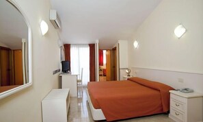 Minibar, coffres-forts dans les chambres, bureau, rideaux occultants