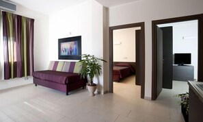 Standard Room | Living room | 32-inch TV with satellite channels, first-run films, pay films - Hotel Massimino (Anguillara Sabazia)