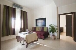 Habitación estándar | Sala de estar | Televisión, películas de estreno y películas con cargo 