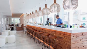 2 Bars/Lounges, Poolbar