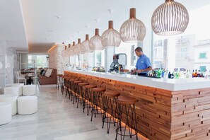 2 bars, bar en bord de piscine