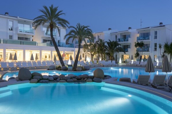 Indoor pool, 2 outdoor pools