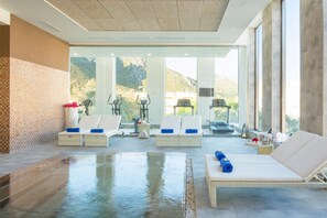 Kolam renang indoor dan 2 kolam renang outdoor