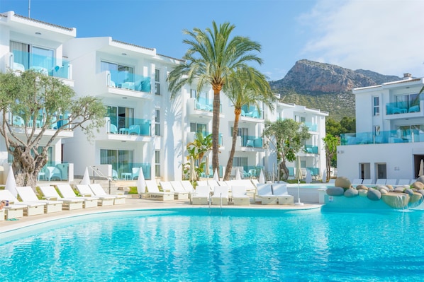 Piscine couverte, 2 piscines extérieures