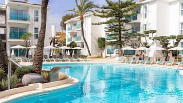 Indoor pool, 2 outdoor pools
