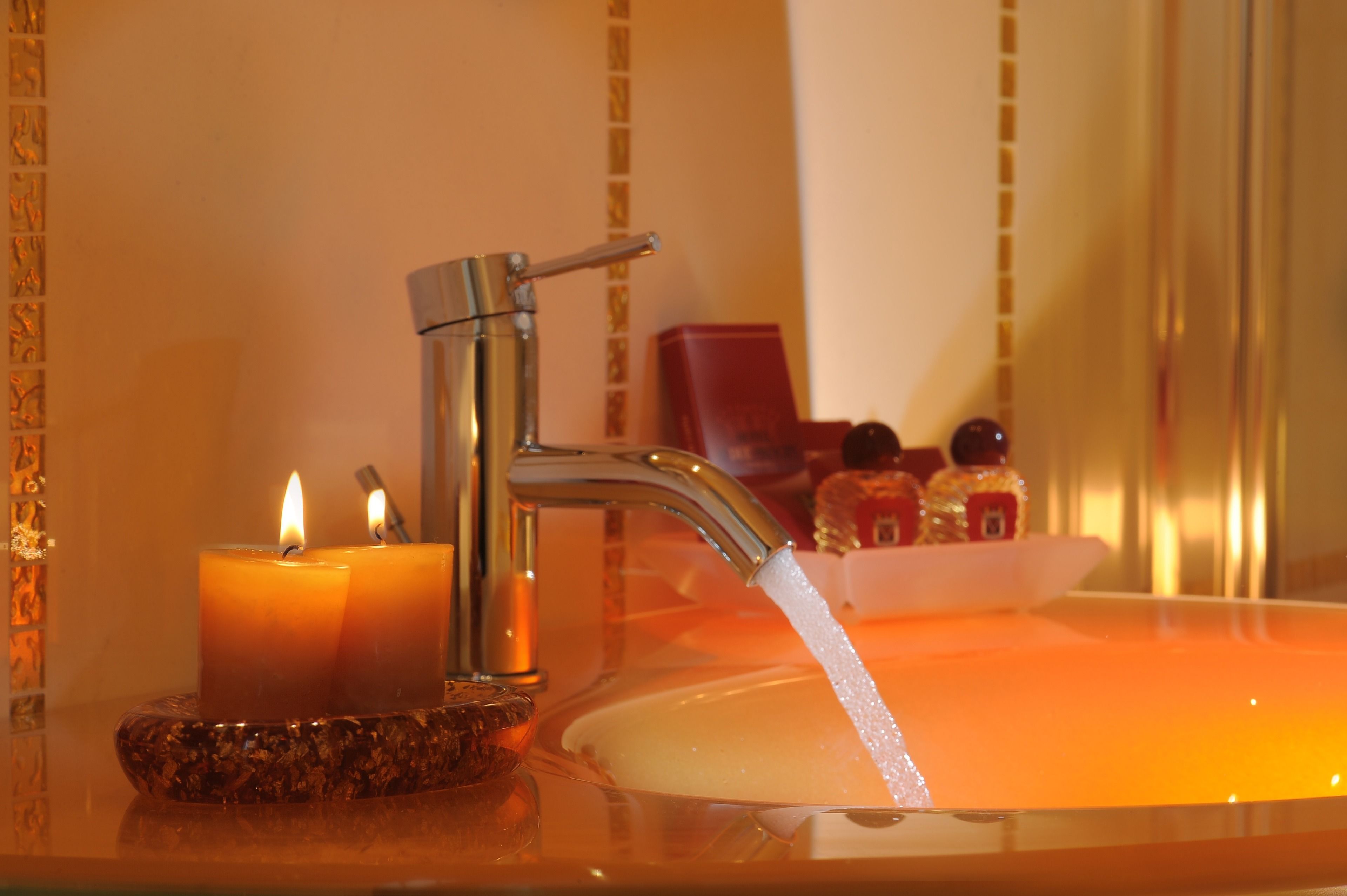 hydromassage showerhead, free toiletries, hair dryer, bidet