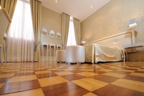 Down duvets, minibar, in-room safe, desk - Hotel Ai Due Principi (Venice)